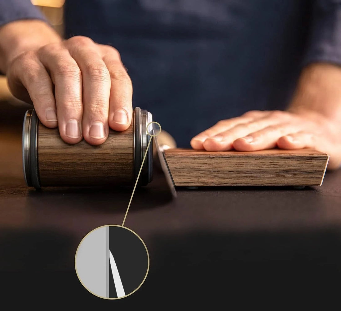 Afilando un cuchillo en casa con un afilador rodante profesional